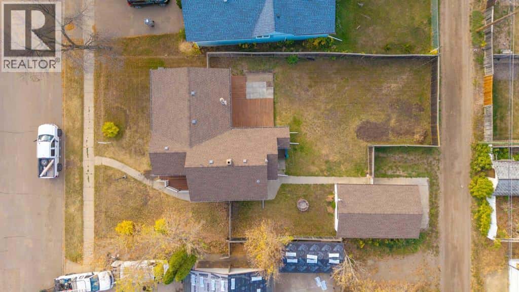 4624 45 Street — Lloydminster, Saskatchewan - Photo 4 of 41