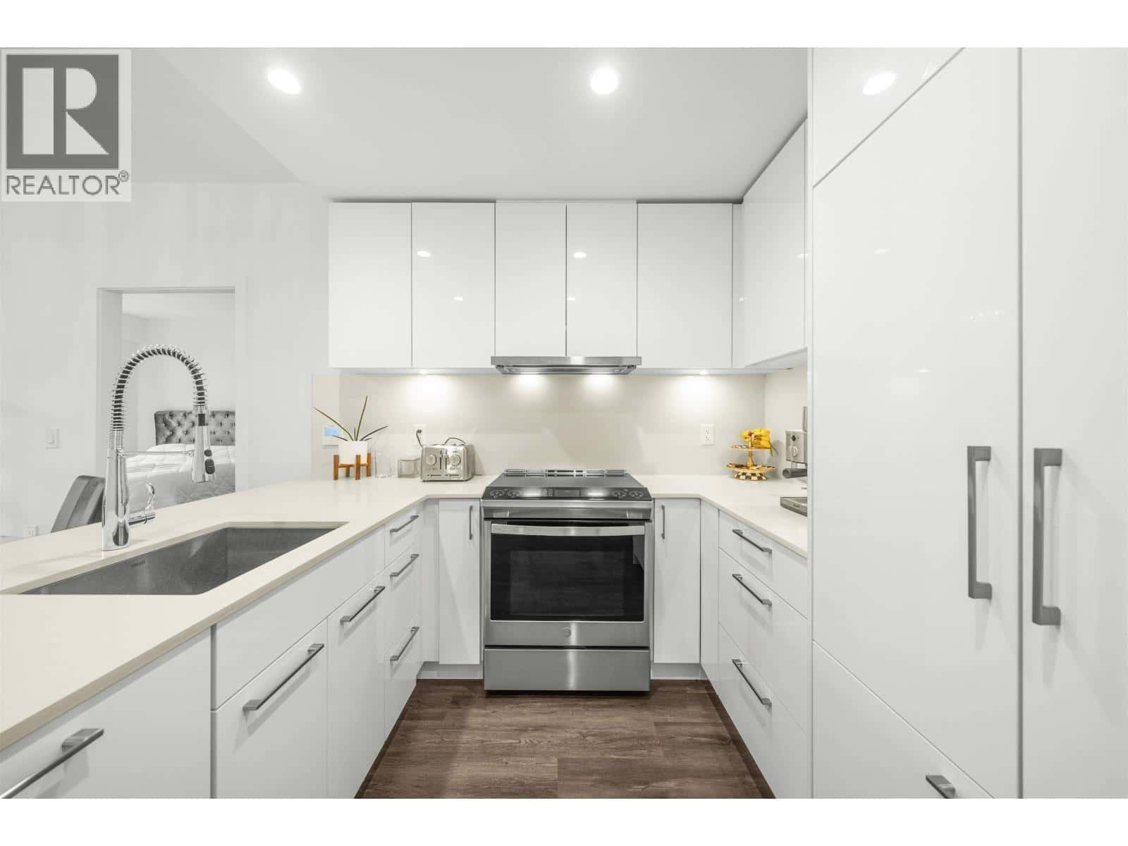 201 2446 SHAUGHNESSY STREET — Port Coquitlam, British Columbia - Photo 4 of 28