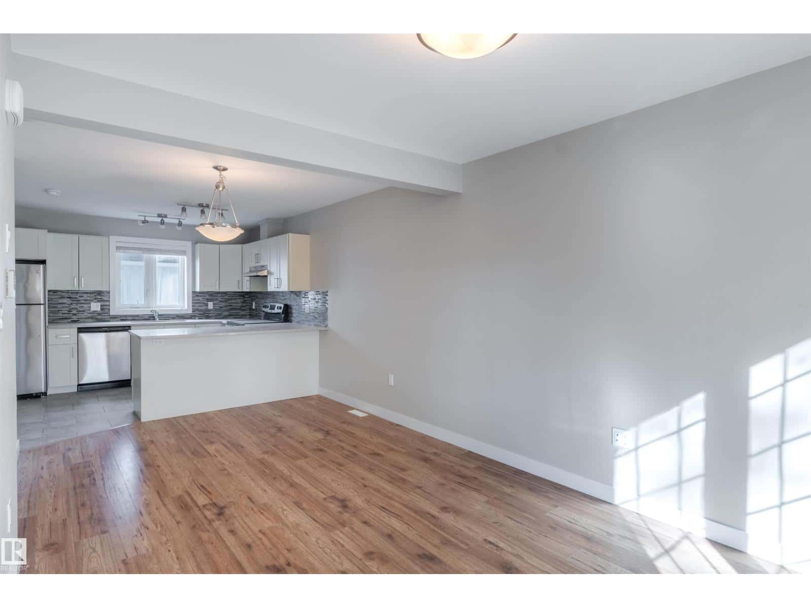 10204 113 AV NW — Edmonton, Alberta - Photo 5 of 48