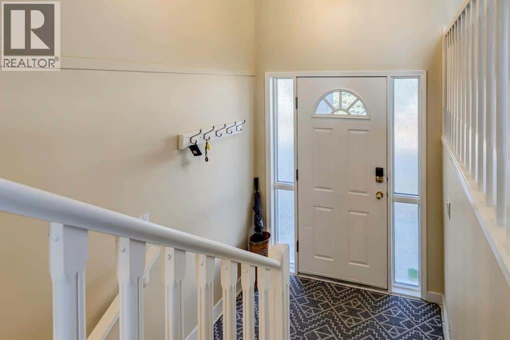 19 Sunlake Gardens SE — Calgary, Alberta - Photo 4 of 40