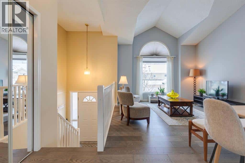 19 Sunlake Gardens SE — Calgary, Alberta - Photo 5 of 40