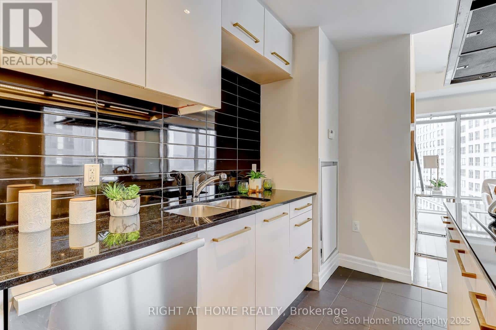 908 - 8 THE ESPLANADE — Toronto (Waterfront Communities), Ontario - Photo 3 of 24