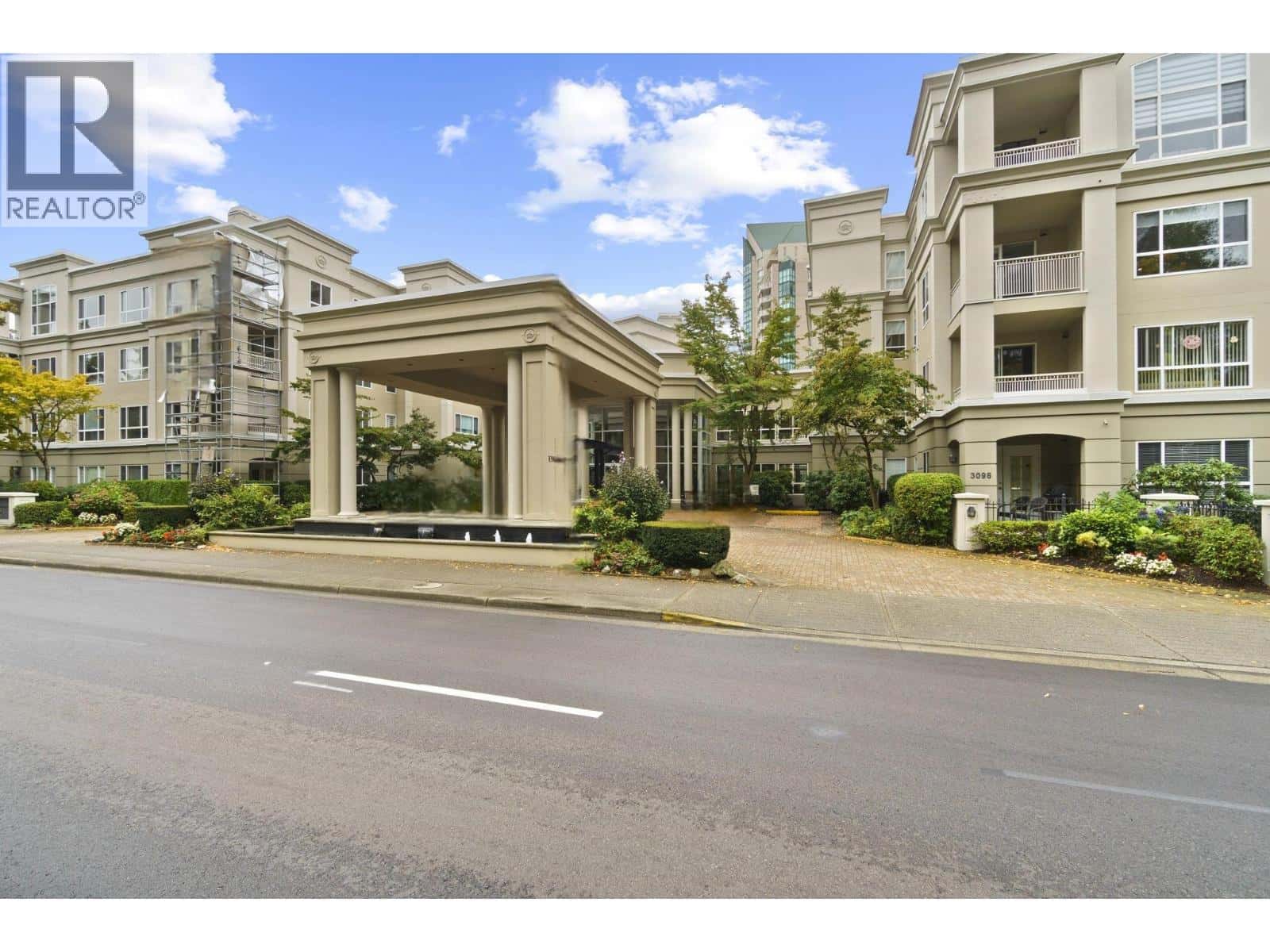 130 3098 GUILDFORD WAY — Coquitlam, British Columbia - Photo 2 of 35