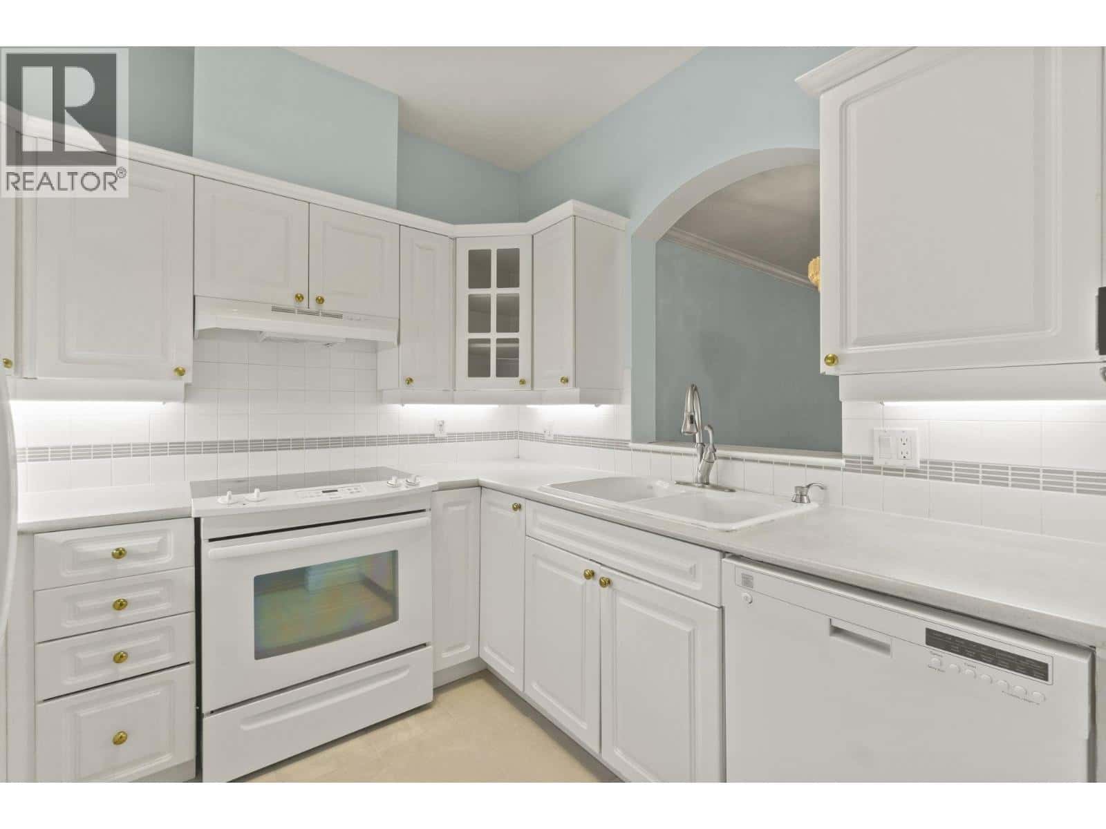 130 3098 GUILDFORD WAY — Coquitlam, British Columbia - Photo 3 of 35