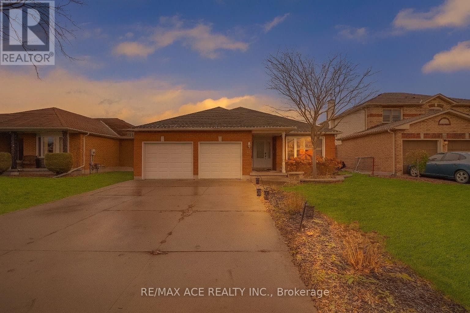 52 FOSTER CREEK DRIVE — Clarington (Newcastle), Ontario - Main photo