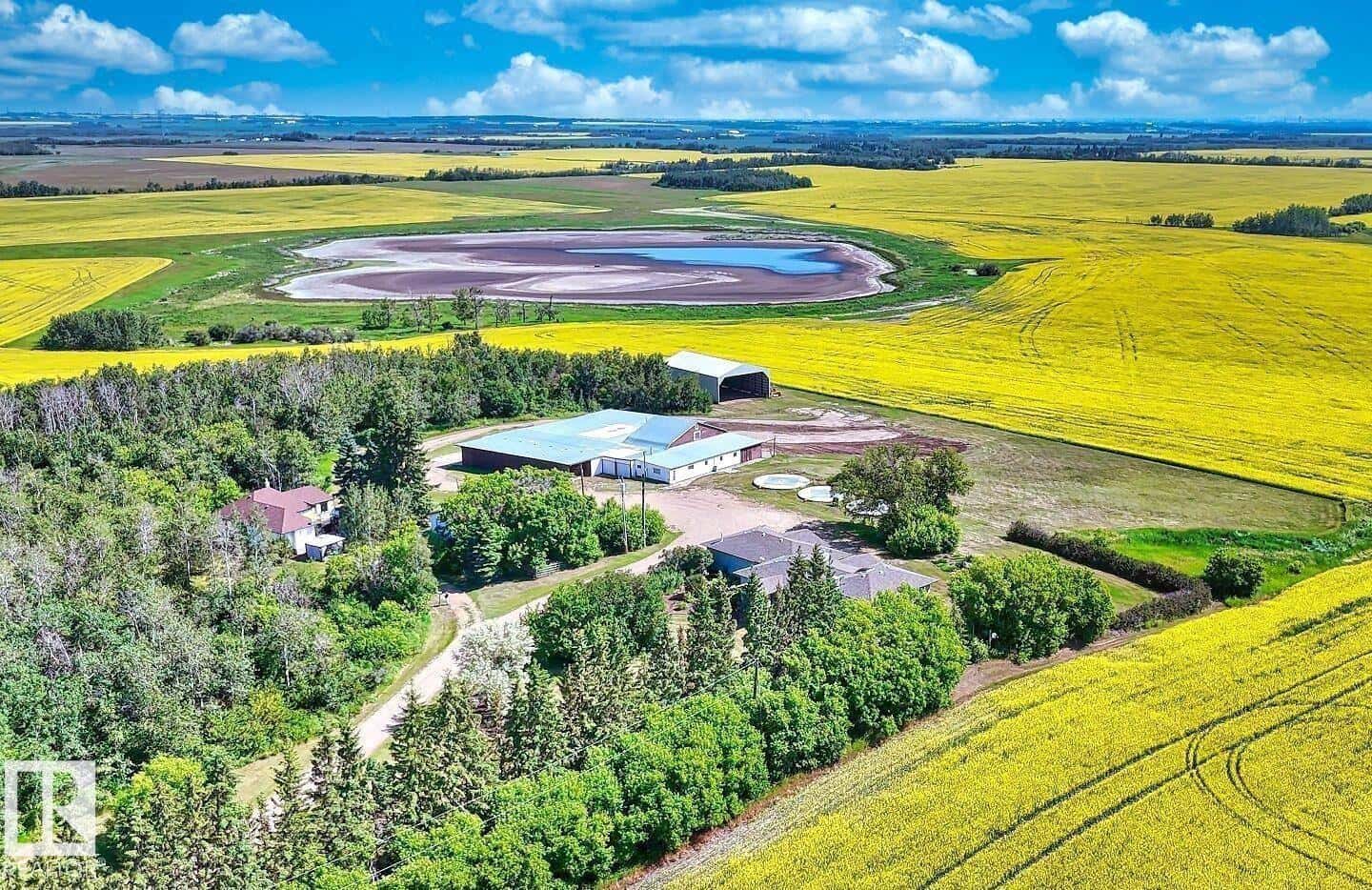 21203 18 ST NW — Edmonton, Alberta - Photo 2 of 9