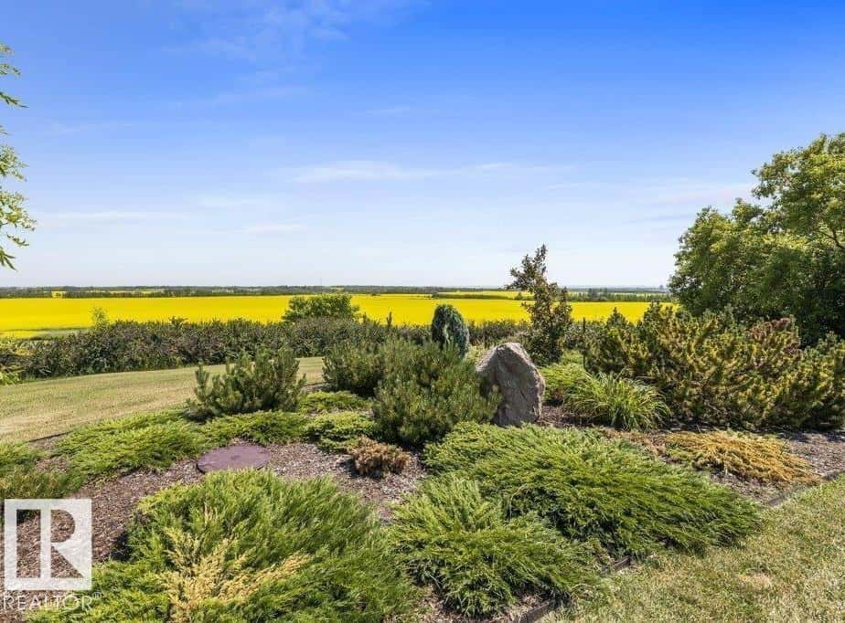 21203 18 ST NW — Edmonton, Alberta - Photo 5 of 9