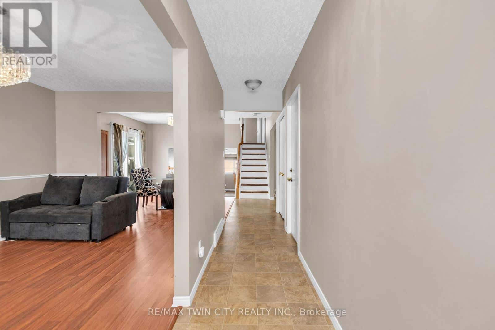 28 RIDGEWAY CRESCENT — Kitchener, Ontario - Photo 4 of 36