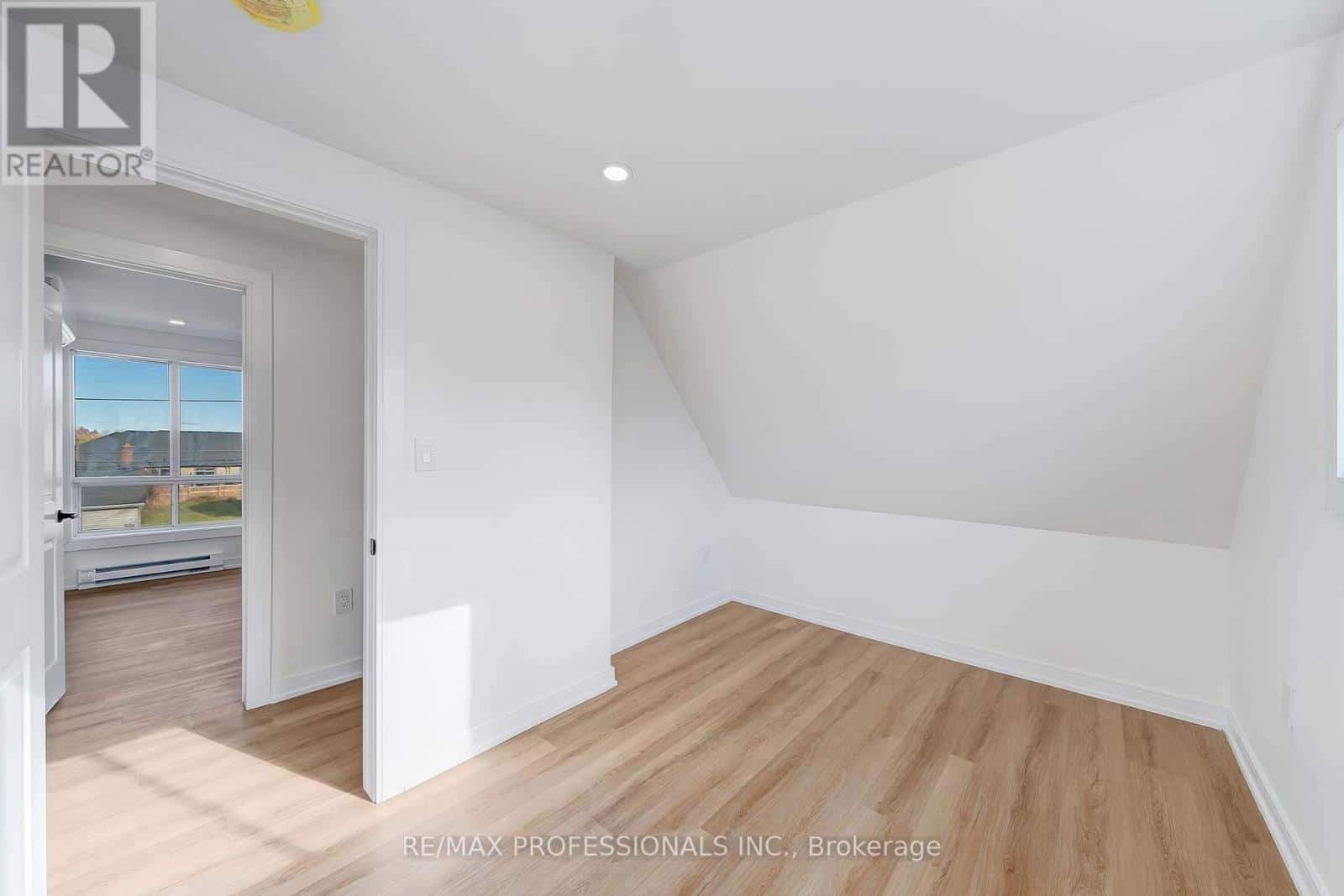 27 OAKDALE AVENUE — St. Catharines (Oakdale), Ontario - Photo 5 of 33