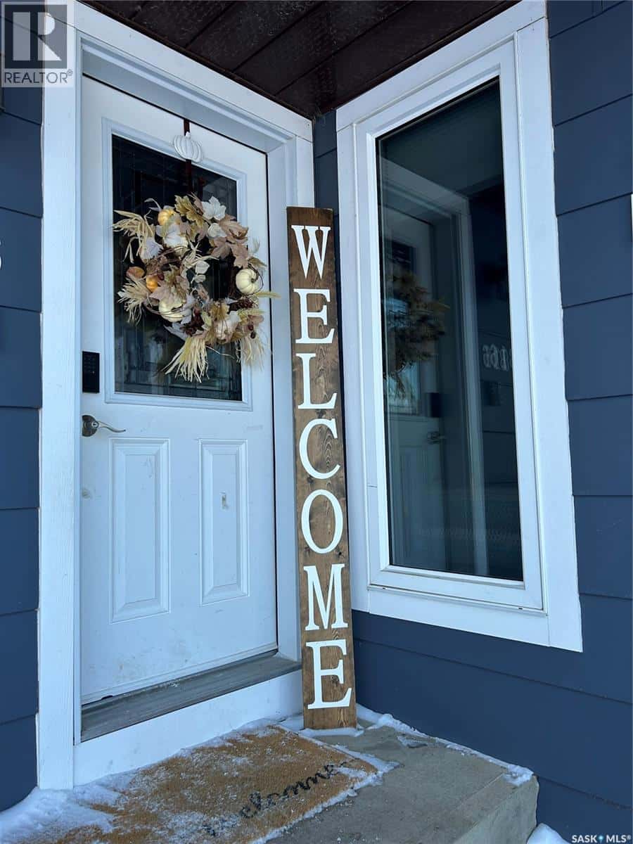 816 8th AVENUE — Rosthern, Saskatchewan - Photo 3 of 36