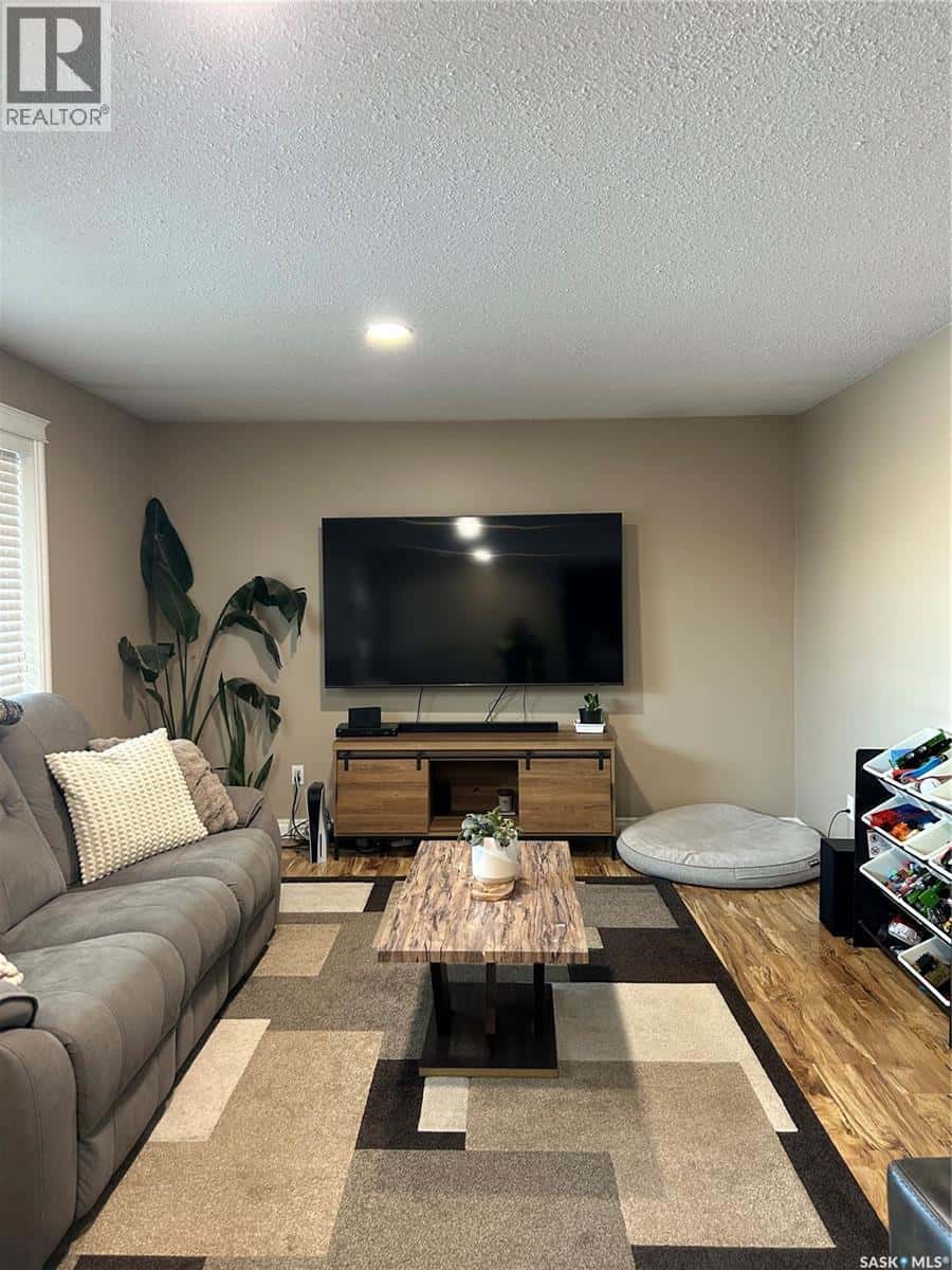 816 8th AVENUE — Rosthern, Saskatchewan - Photo 4 of 36