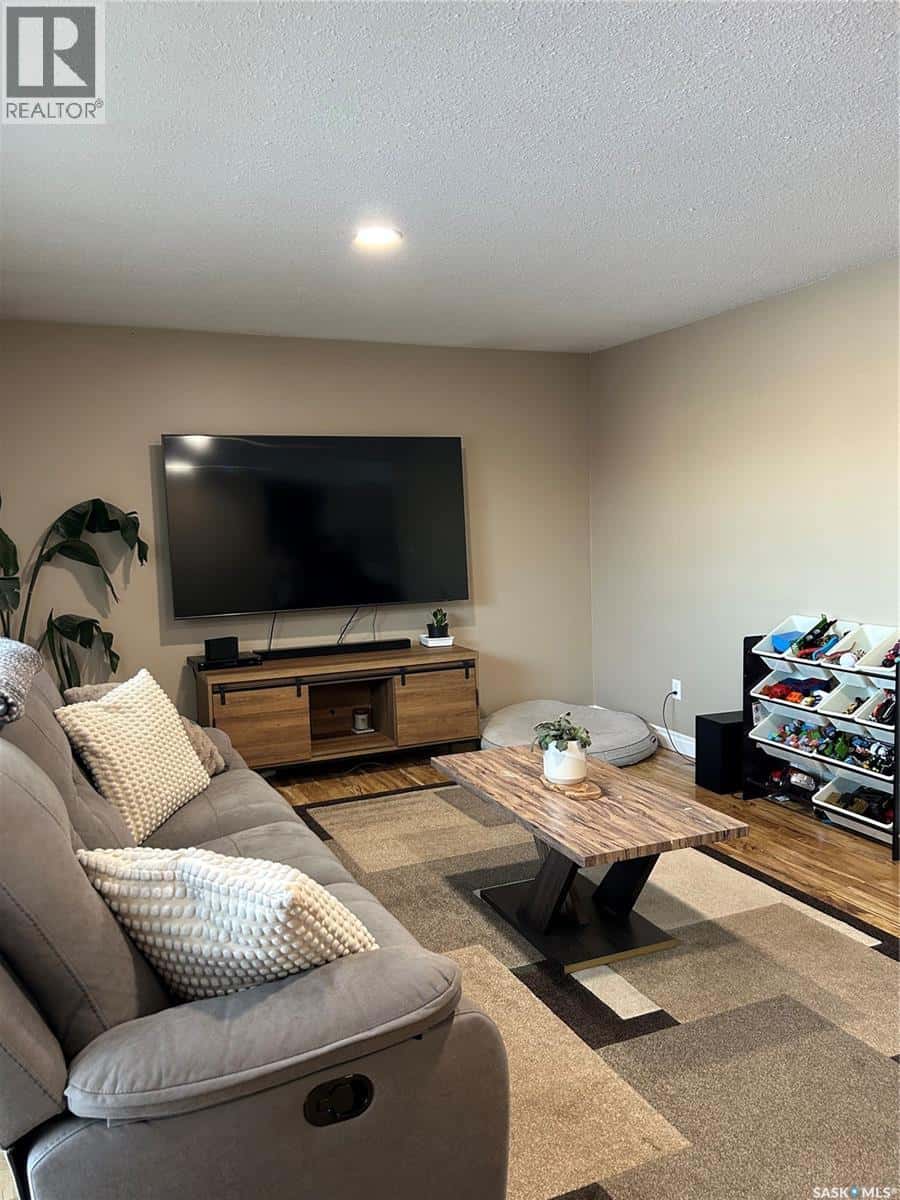 816 8th AVENUE — Rosthern, Saskatchewan - Photo 5 of 36