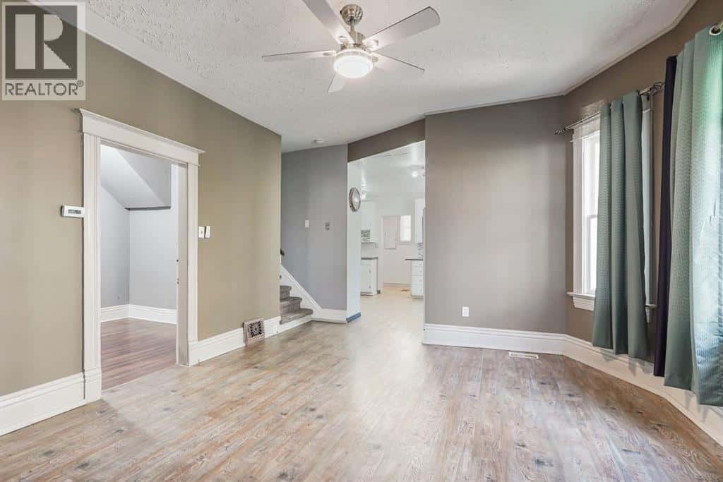 1210 6 Avenue S — Lethbridge, Alberta - Photo 3 of 27