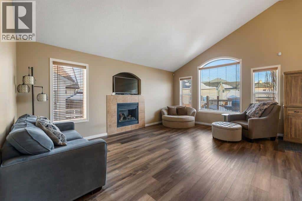 8 Copperfield Manor SE — Calgary, Alberta - Photo 2 of 43