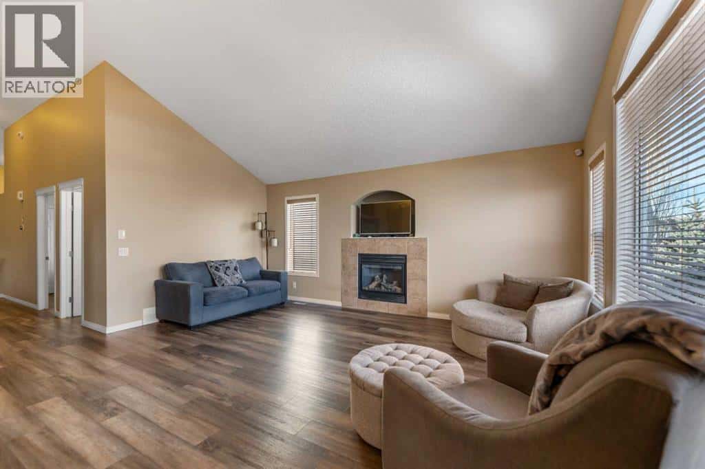 8 Copperfield Manor SE — Calgary, Alberta - Photo 5 of 43