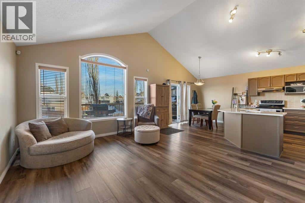 8 Copperfield Manor SE — Calgary, Alberta - Photo 4 of 43