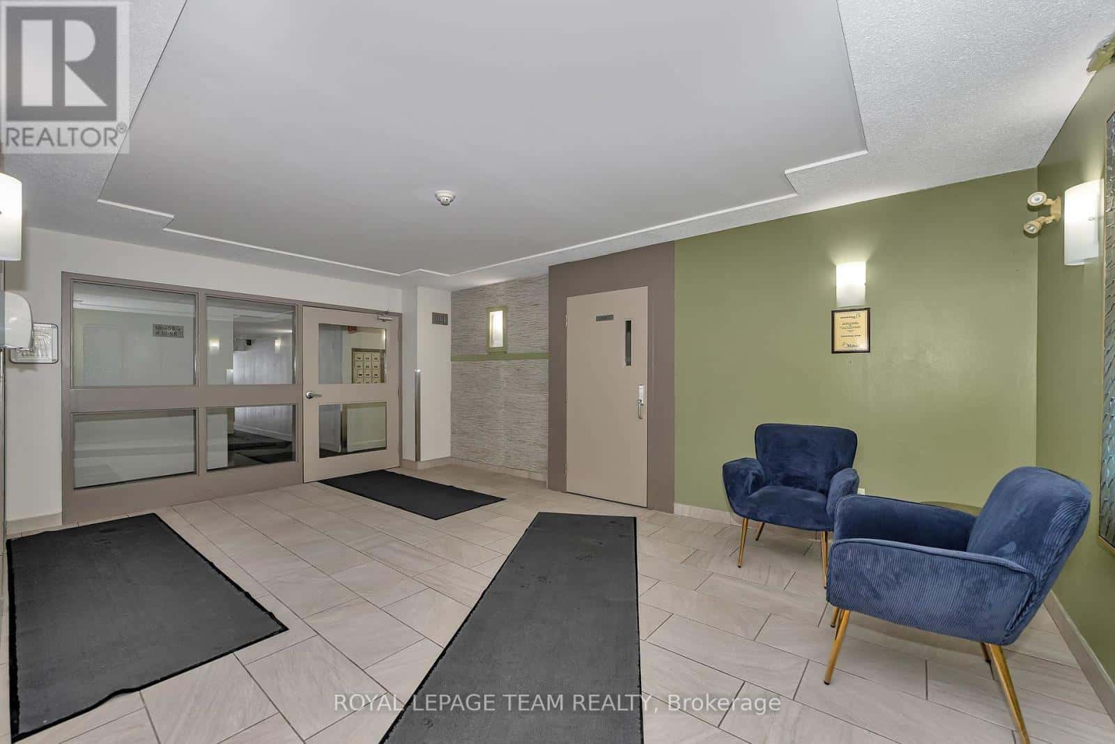 200 - 260 BRITTANY DRIVE — Ottawa, Ontario - Photo 5 of 41