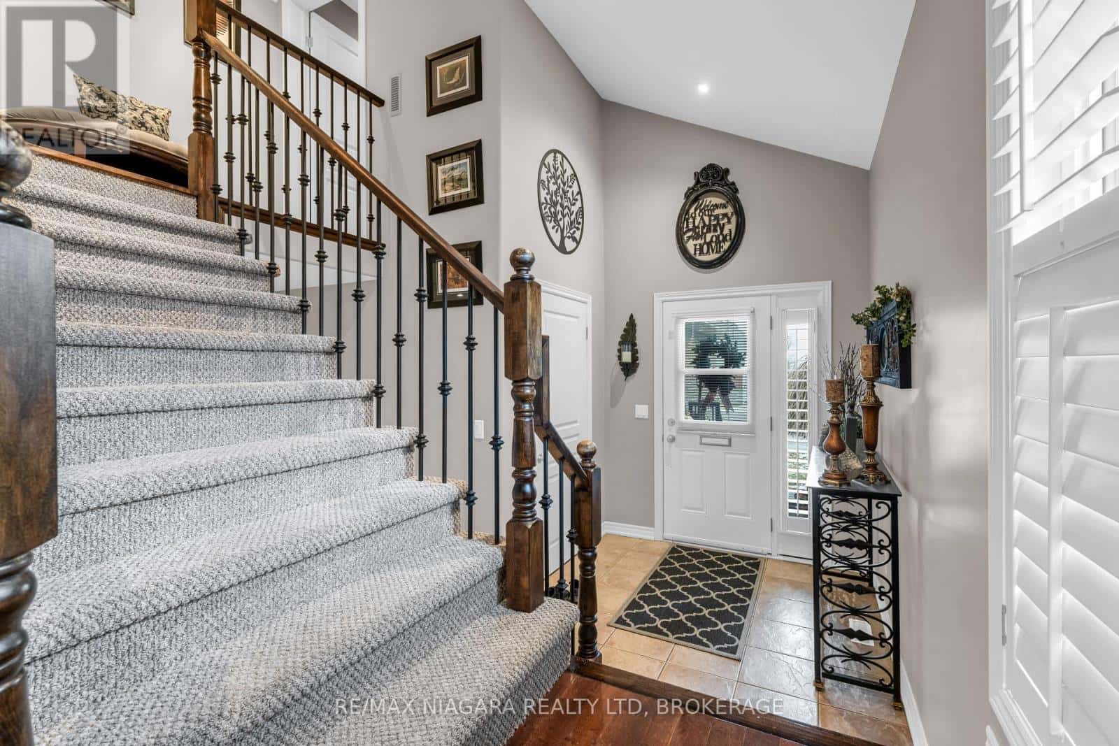 30 BALL AVENUE E — St. Catharines (Burleigh Hill), Ontario - Photo 3 of 46