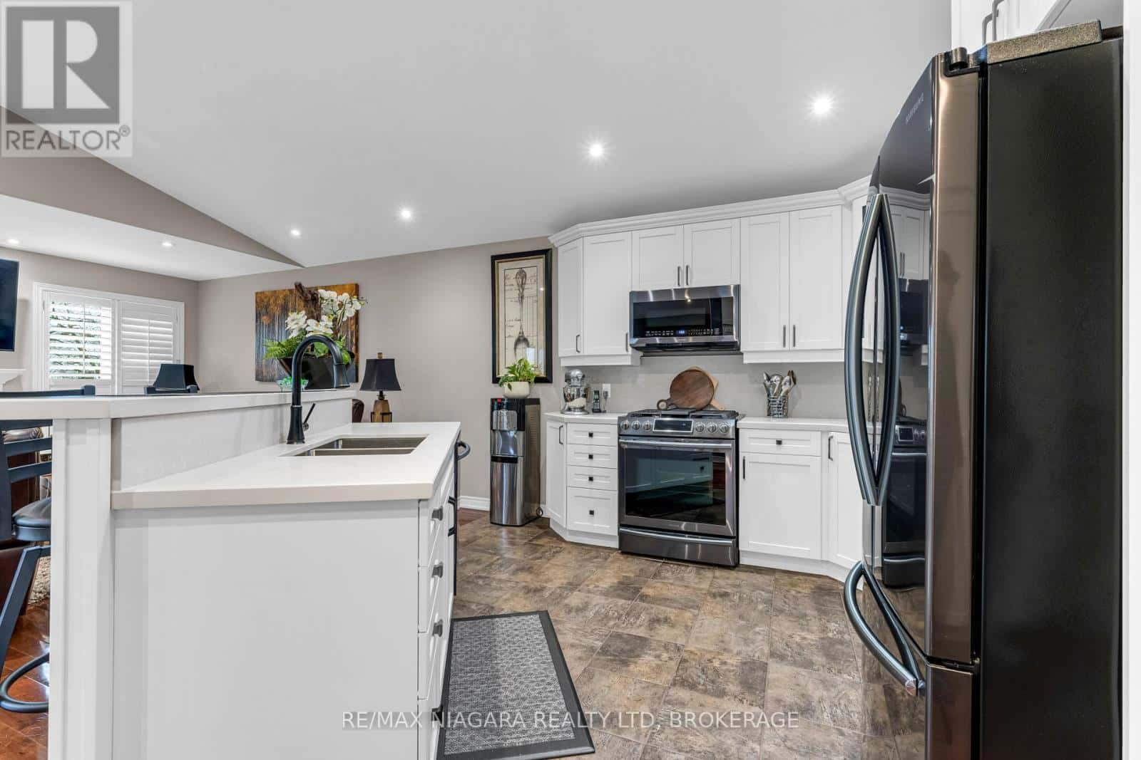 30 BALL AVENUE E — St. Catharines (Burleigh Hill), Ontario - Photo 5 of 46