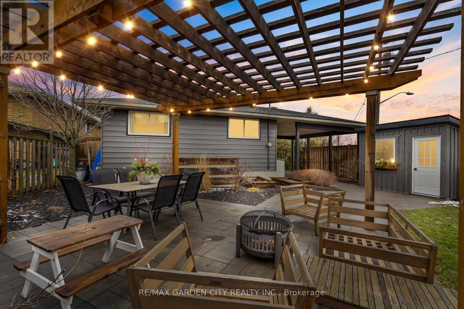 60 BRUNSWICK STREET — St. Catharines (Western Hill), Ontario - Photo 2 of 43