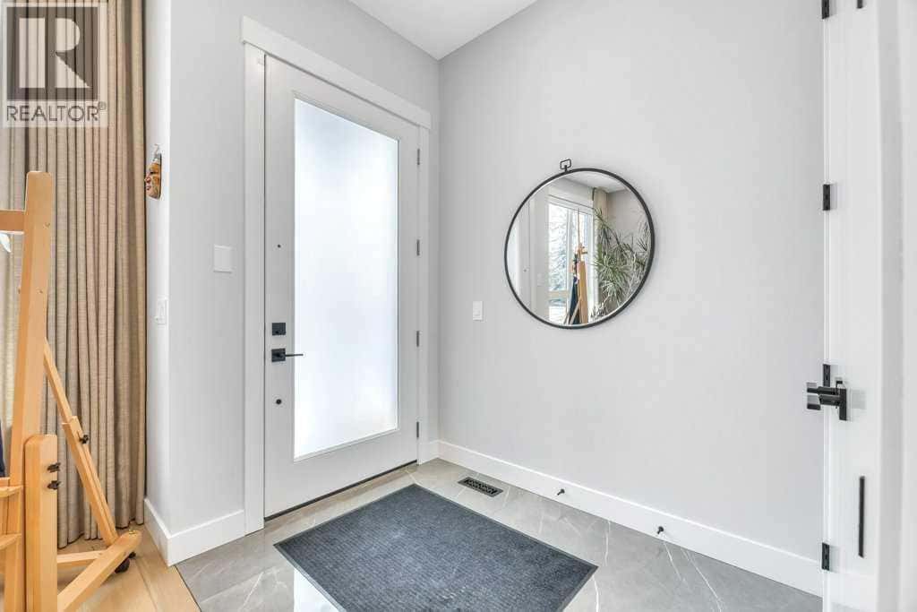 2427 27 Street SW — Calgary, Alberta - Photo 5 of 46