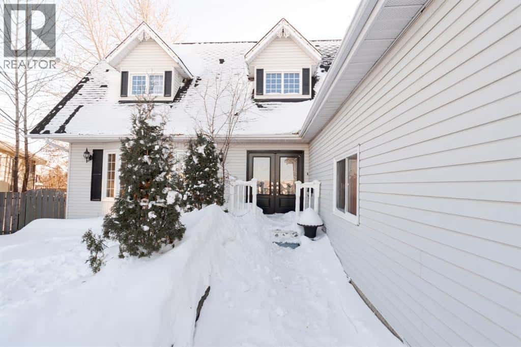 225 Bacon Place — Fort McMurray, Alberta - Photo 2 of 40