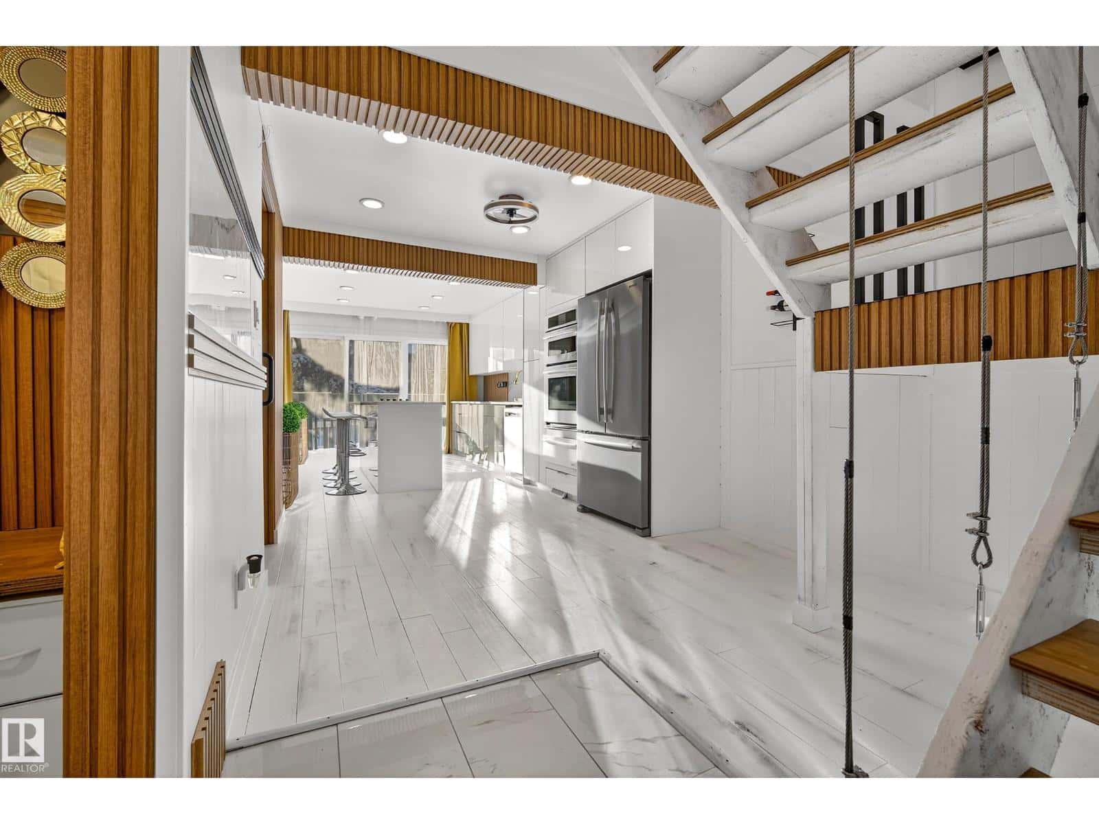 11A MEADOWLARK VG NW — Edmonton, Alberta - Photo 2 of 49