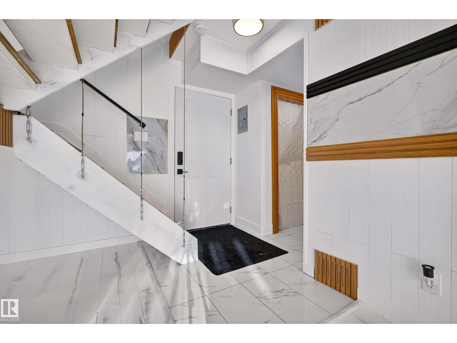 11A MEADOWLARK VG NW — Edmonton, Alberta - Photo 3 of 49