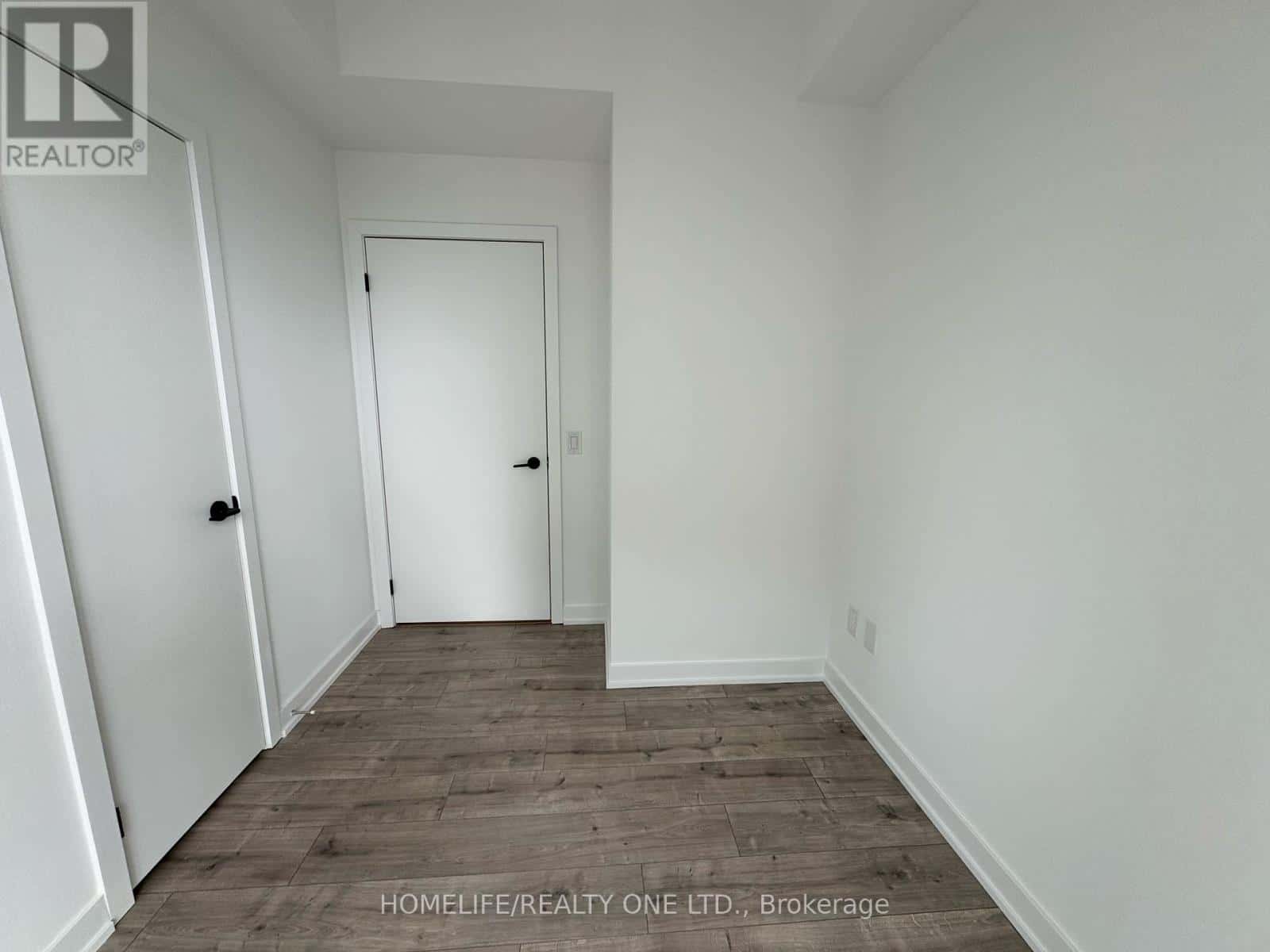 421 - 220 MISSINNIHE WAY — Mississauga (Port Credit), Ontario - Photo 4 of 10