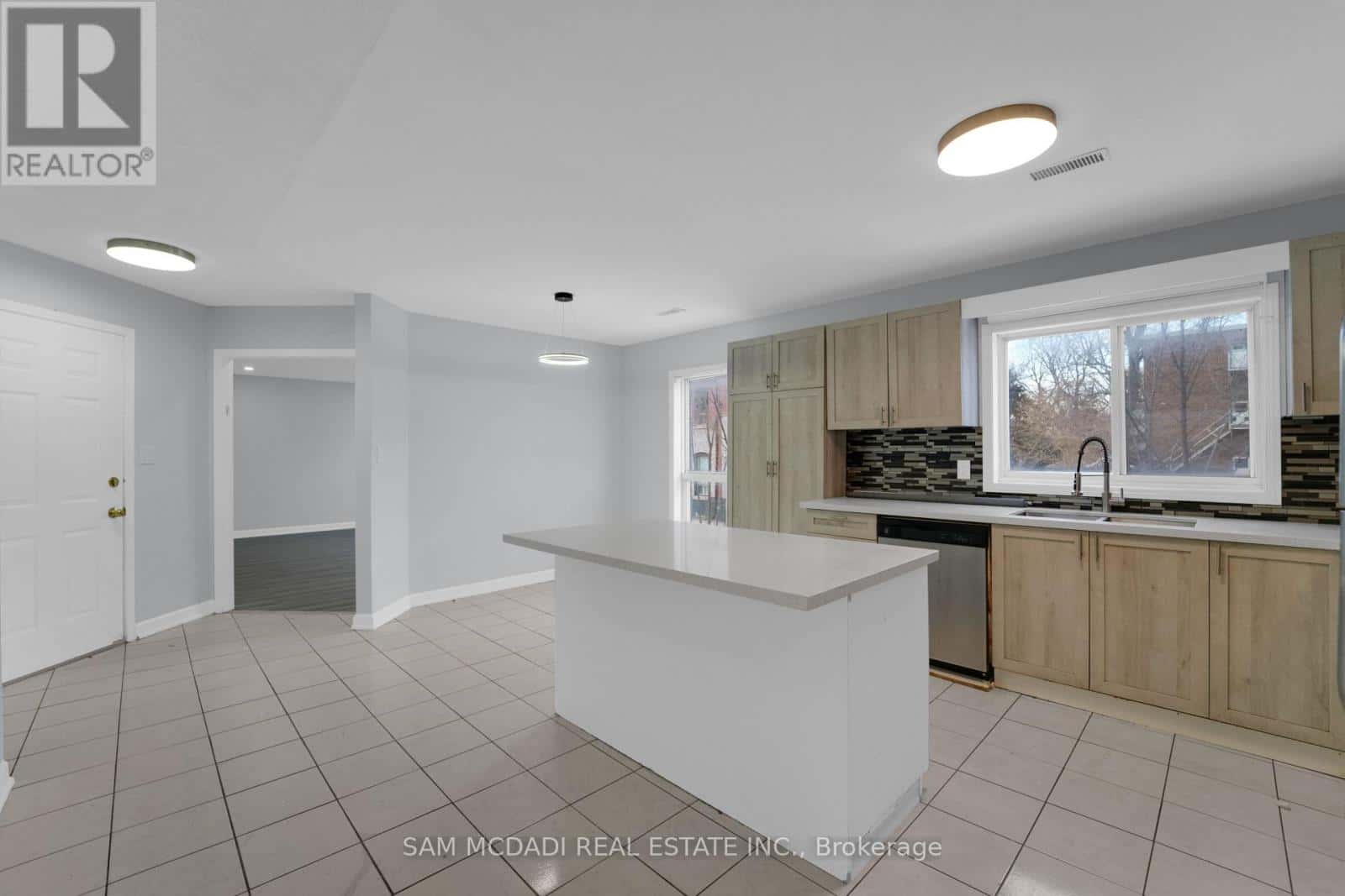 90 TISDALE STREET S — Hamilton (Stinson), Ontario - Photo 5 of 46