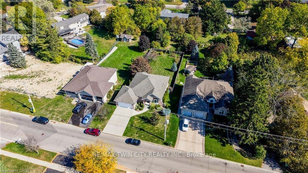 430 CARYNDALE DRIVE — Kitchener, Ontario - Photo 2 of 39