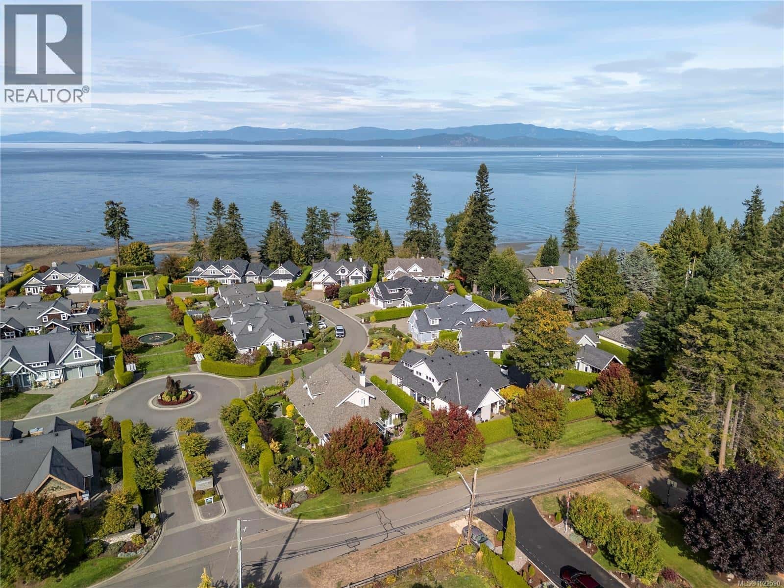 992 Bluffs Dr — Qualicum Beach, British Columbia - Photo 2 of 51