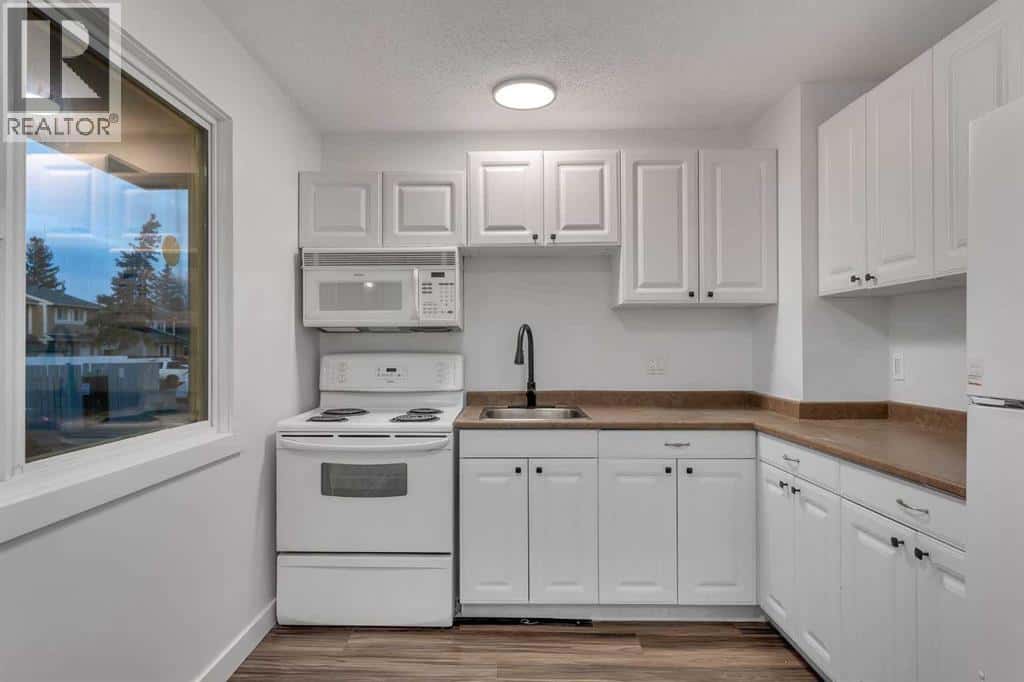 429 Georgian Villas NE — Calgary, Alberta - Photo 5 of 23