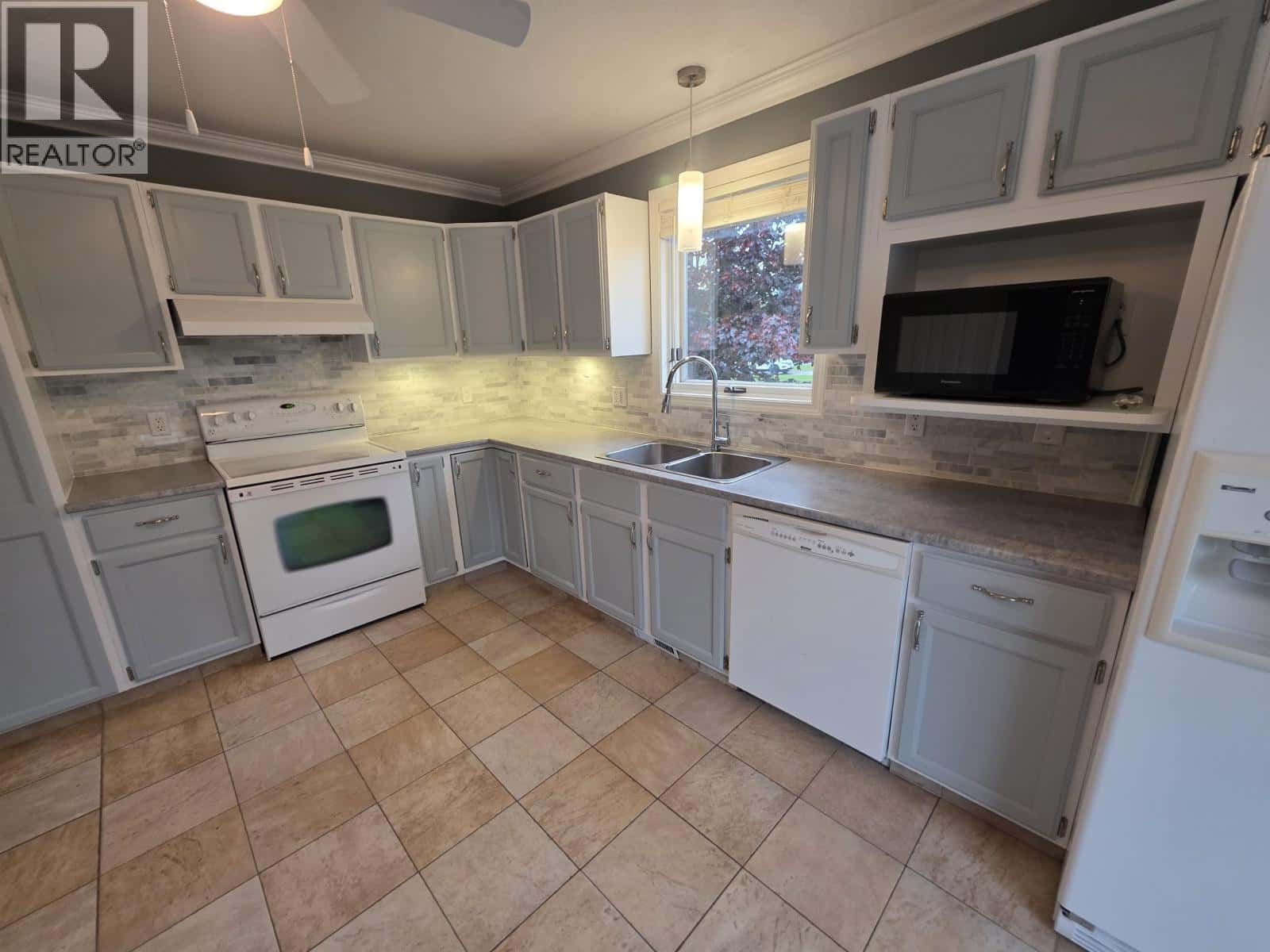 5301 MOUNTAIN VISTA DRIVE — Terrace, British Columbia - Photo 5 of 34