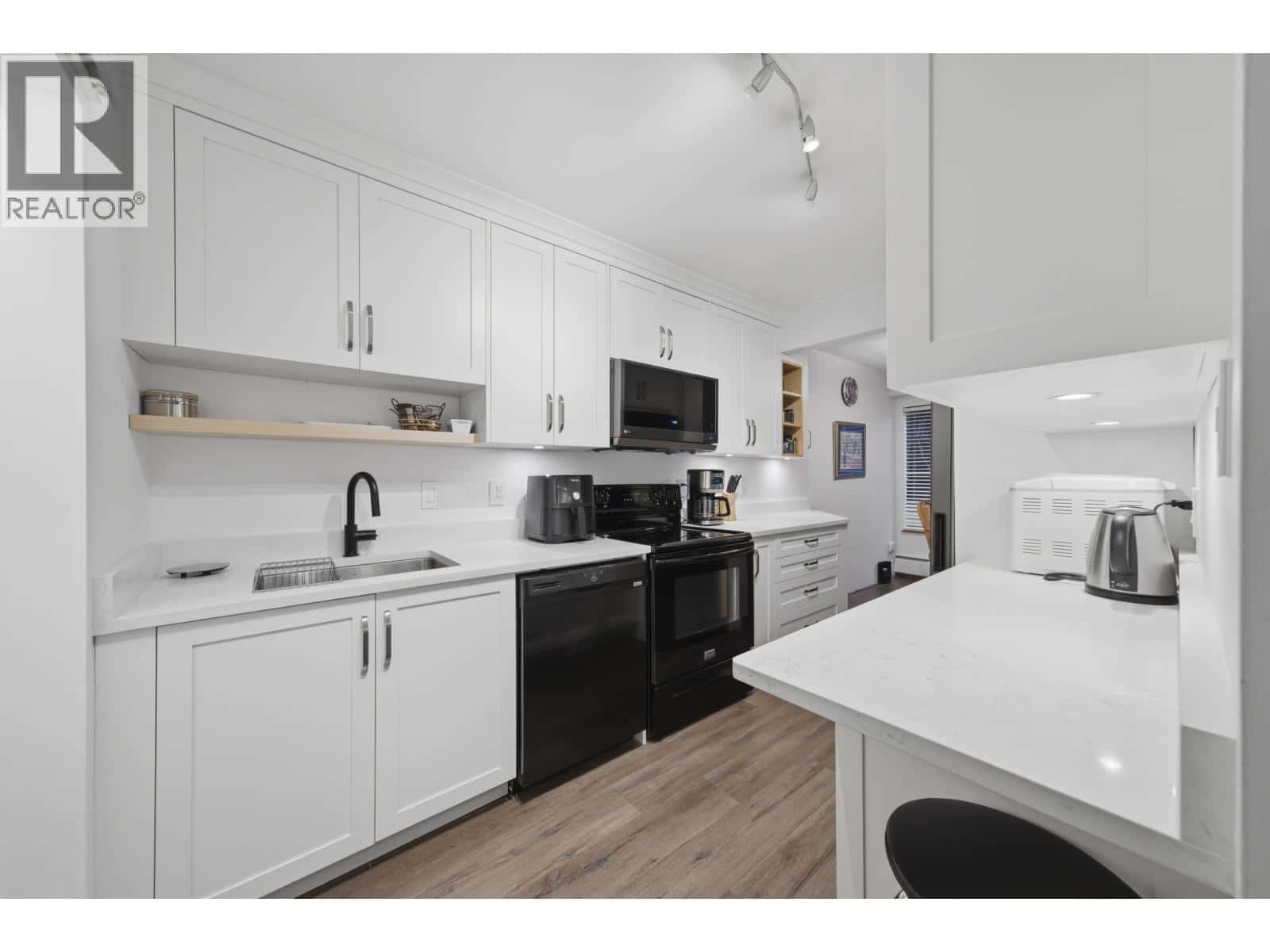 212 2620 FROMME ROAD — North Vancouver, British Columbia - Photo 2 of 21