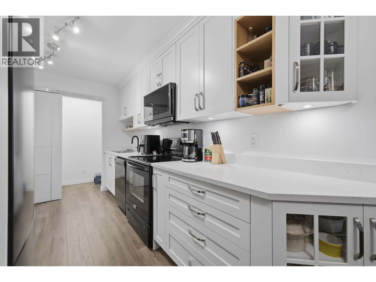 212 2620 FROMME ROAD — North Vancouver, British Columbia - Photo 4 of 21