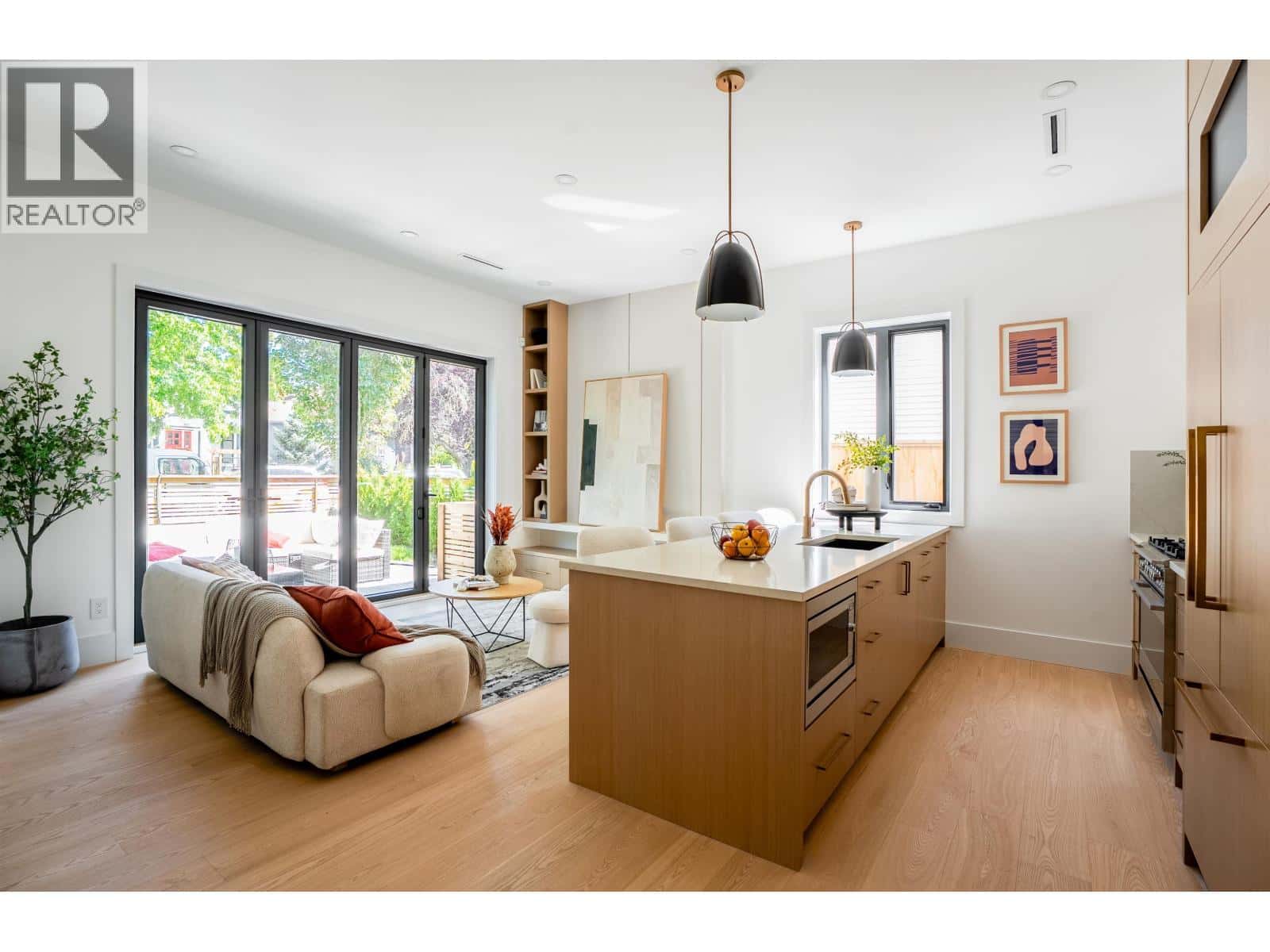 1 356 E 40TH AVENUE — Vancouver, British Columbia - Photo 5 of 25