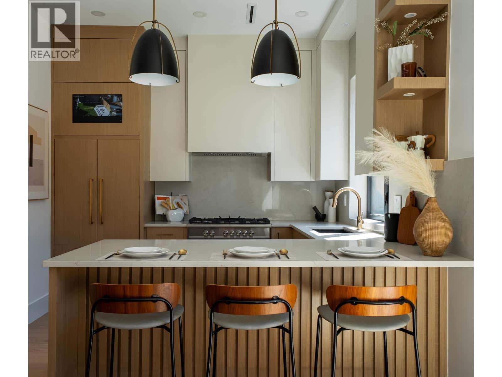 2 356 E 40TH AVENUE — Vancouver, British Columbia - Photo 2 of 24