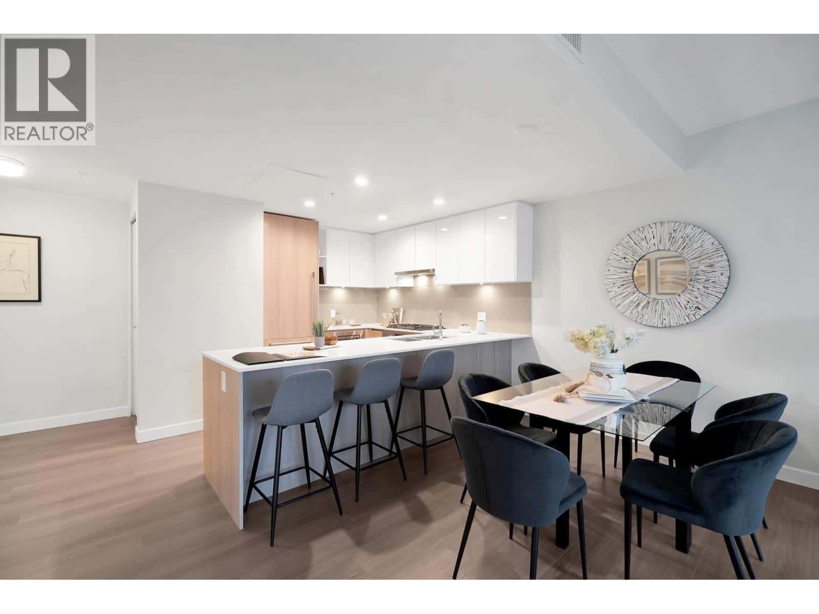 601 618 CARNARVON STREET — New Westminster, British Columbia - Photo 2 of 27