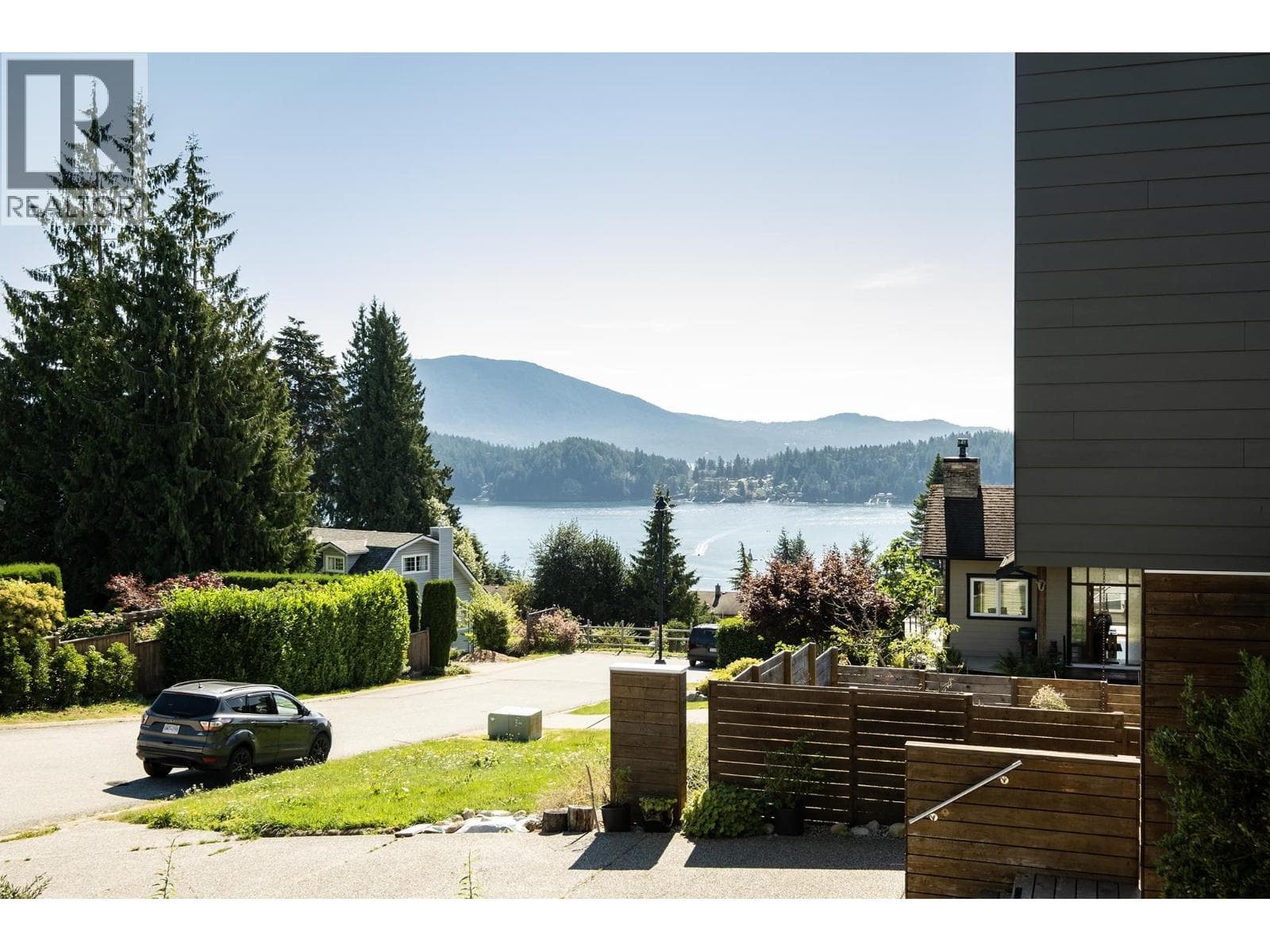 565 WILDWOOD CRESCENT — Gibsons, British Columbia - Main photo