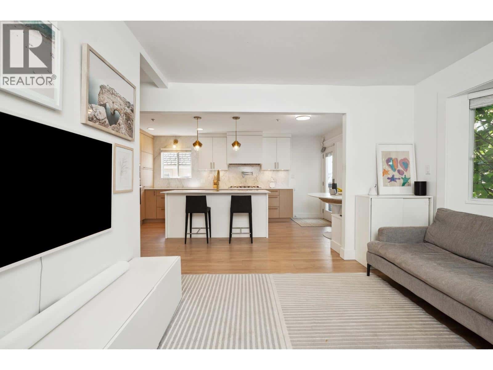 5921 ONTARIO STREET — Vancouver, British Columbia - Photo 3 of 40