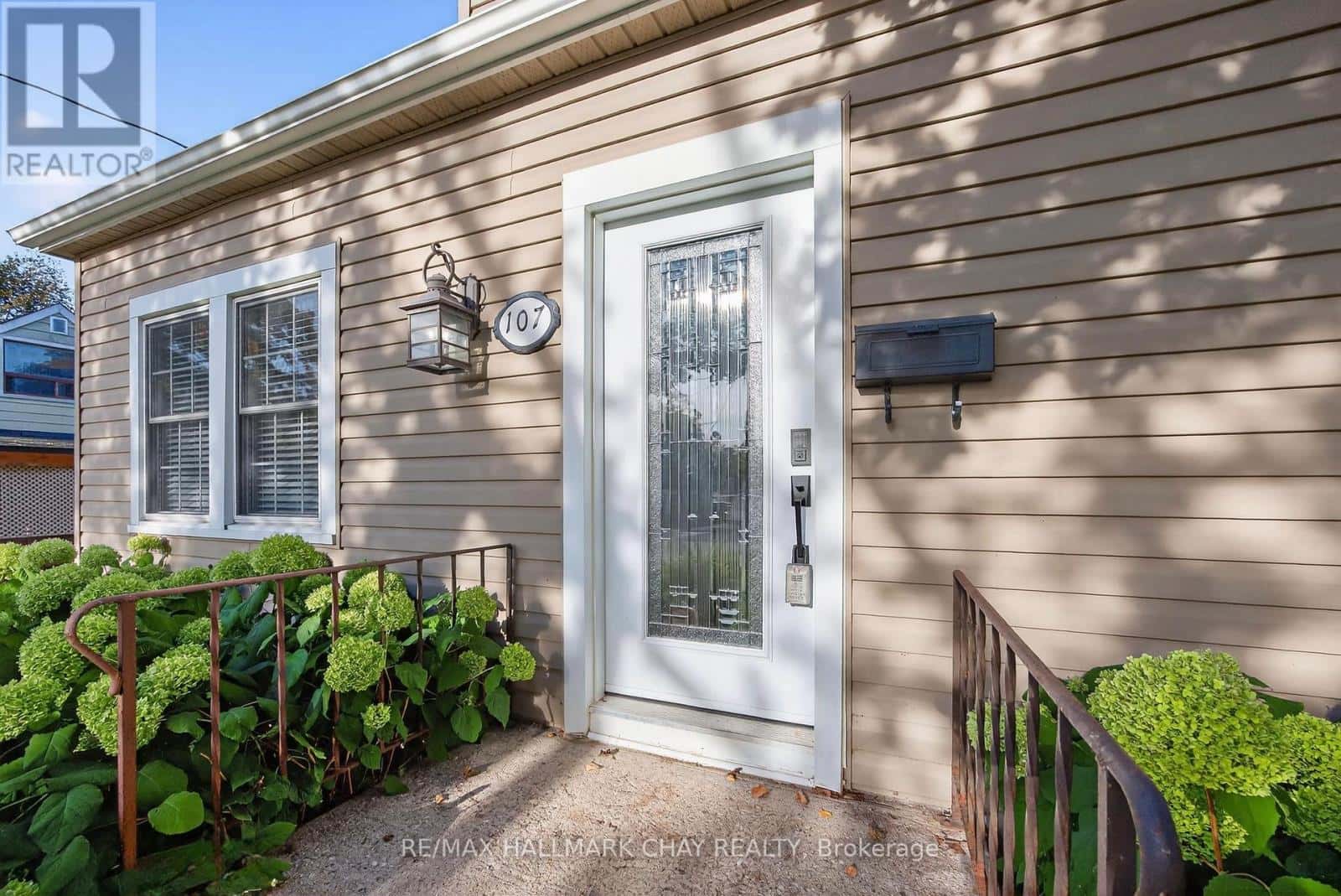 107 PEEL STREET — Barrie (Wellington), Ontario - Photo 2 of 49