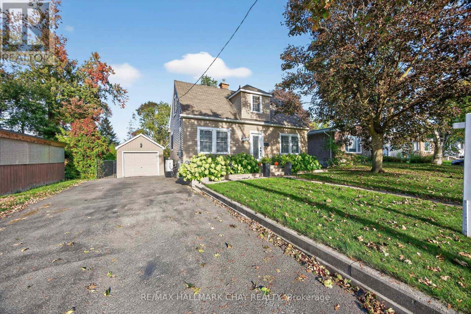 107 PEEL STREET — Barrie (Wellington), Ontario - Photo 4 of 49