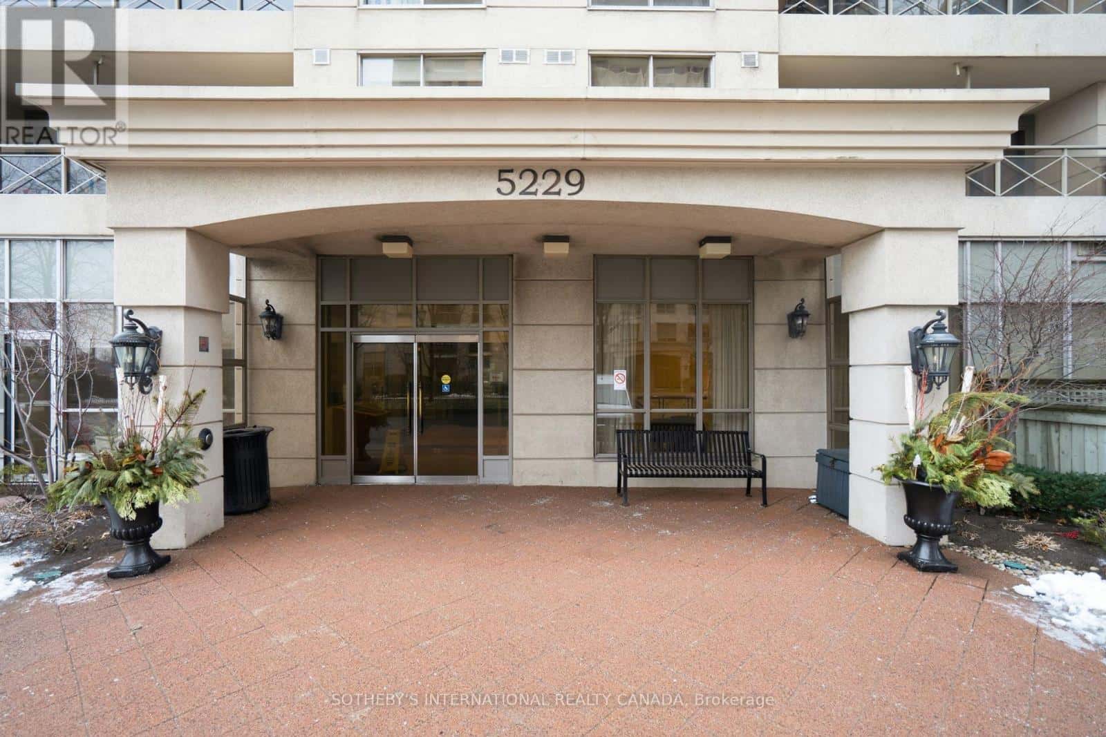 1210 - 5229 DUNDAS STREET W — Toronto (Islington-City Centre West), Ontario - Photo 3 of 50