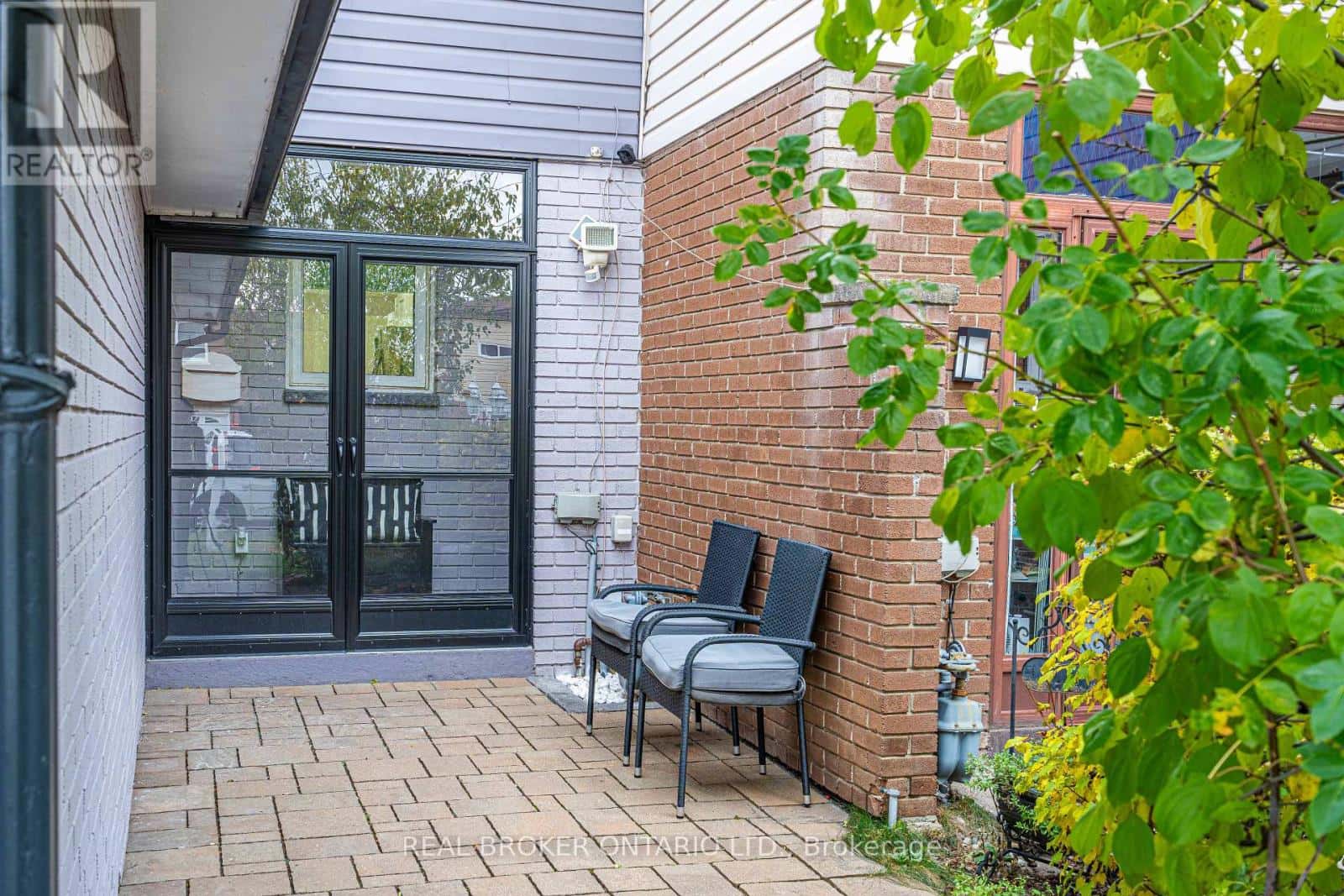 27 KINGSWOOD DRIVE — Brampton (Brampton North), Ontario - Photo 4 of 31