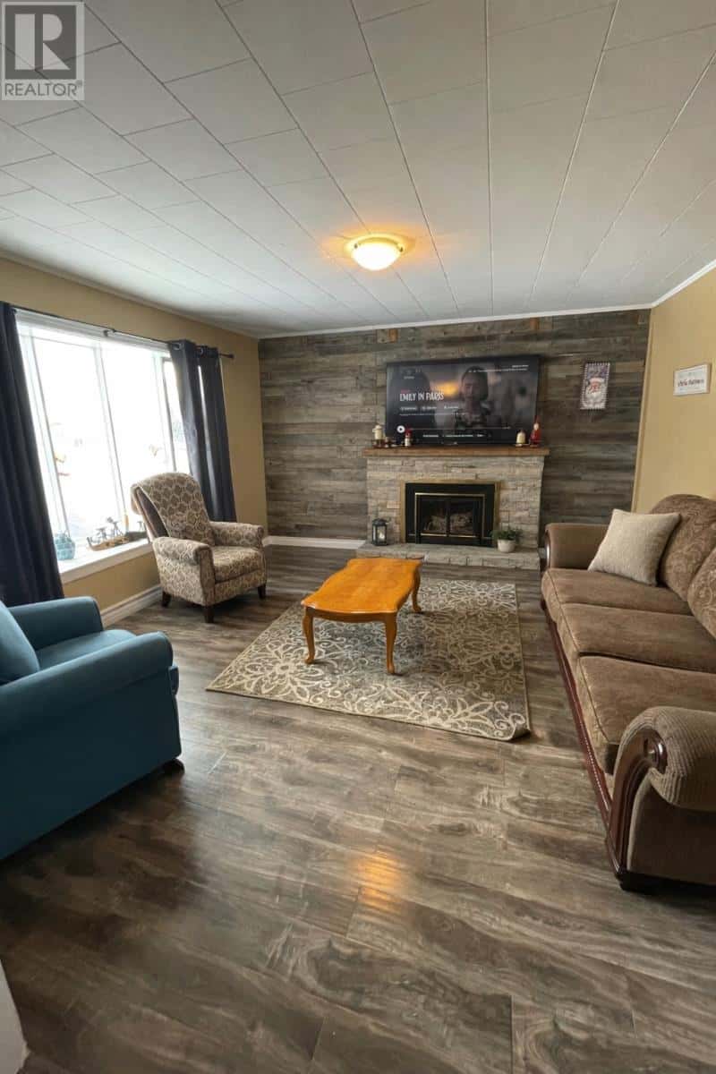 17 Greenwood Avenue — Grand Falls-Windsor, Newfoundland & Labrador - Photo 3 of 19