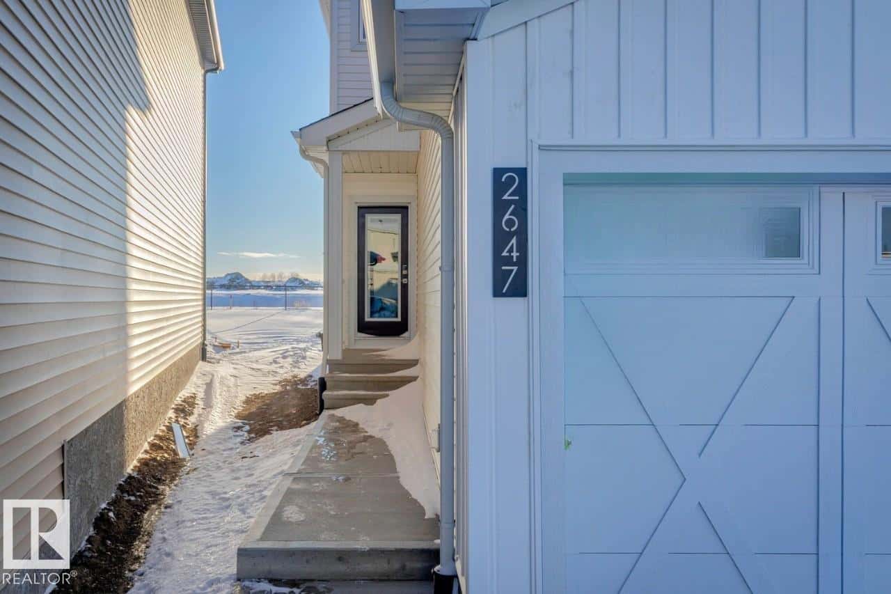 2647 5 AV SW — Edmonton, Alberta - Photo 3 of 34