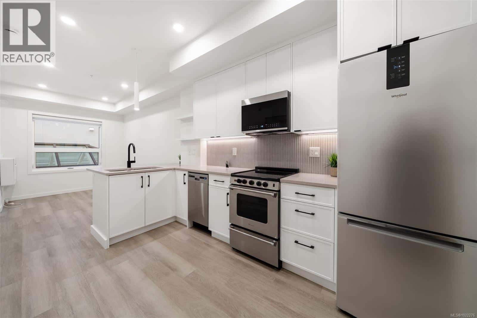 208 610 Lampson Rd — Esquimalt, British Columbia - Photo 4 of 32