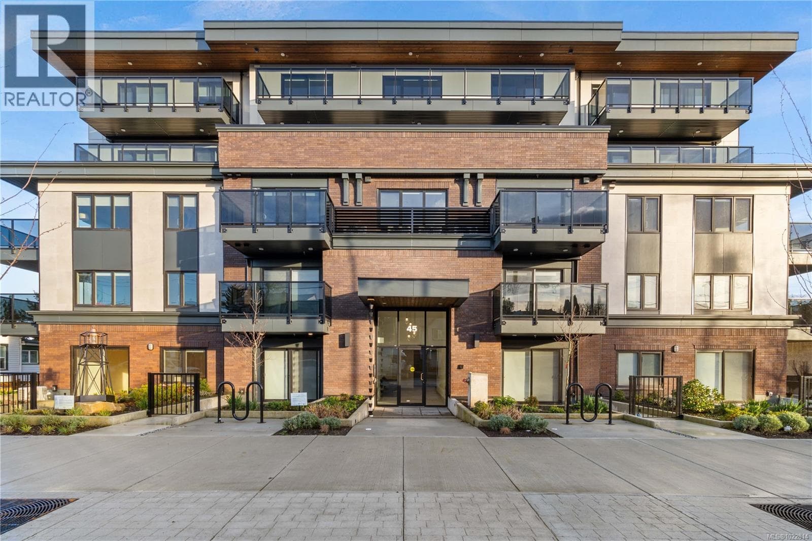 102 45 Haliburton St — Nanaimo, British Columbia - Main photo