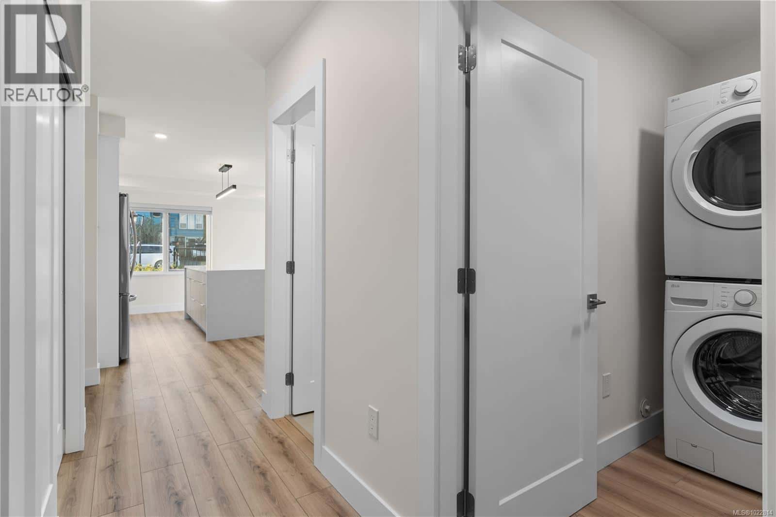 102 45 Haliburton St — Nanaimo, British Columbia - Photo 4 of 25